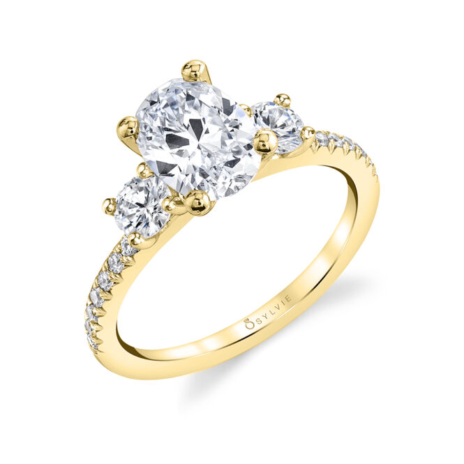 3 stone oval ring in yellow gold